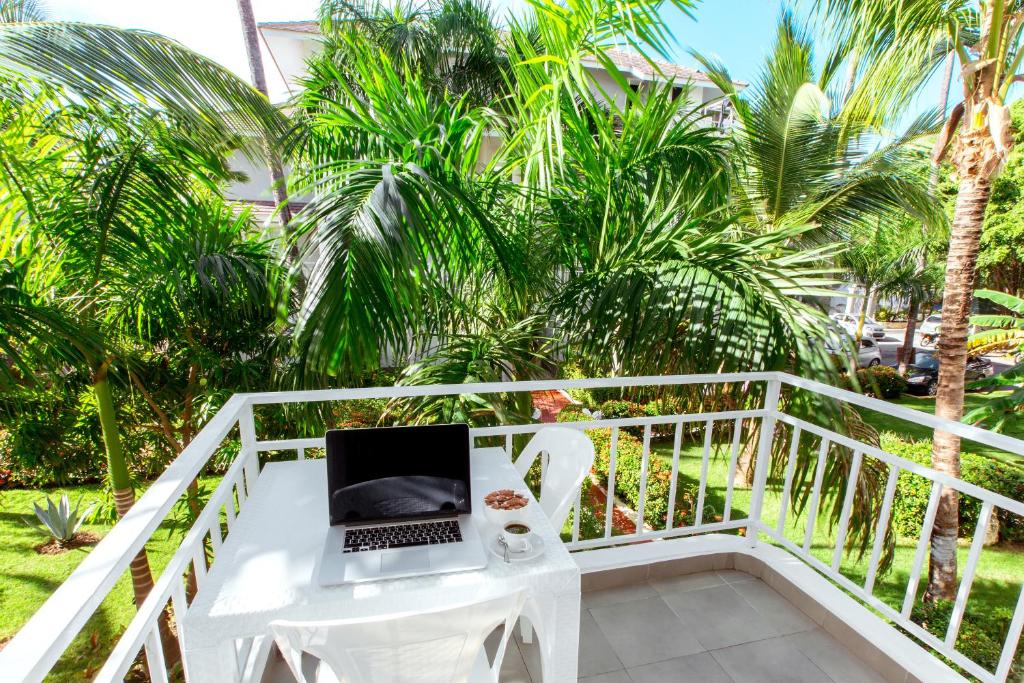 Vrt pred nastanitvijo SUNNY STUDIOS DELUXE playa LOS CORALES - wifi, beach, pool