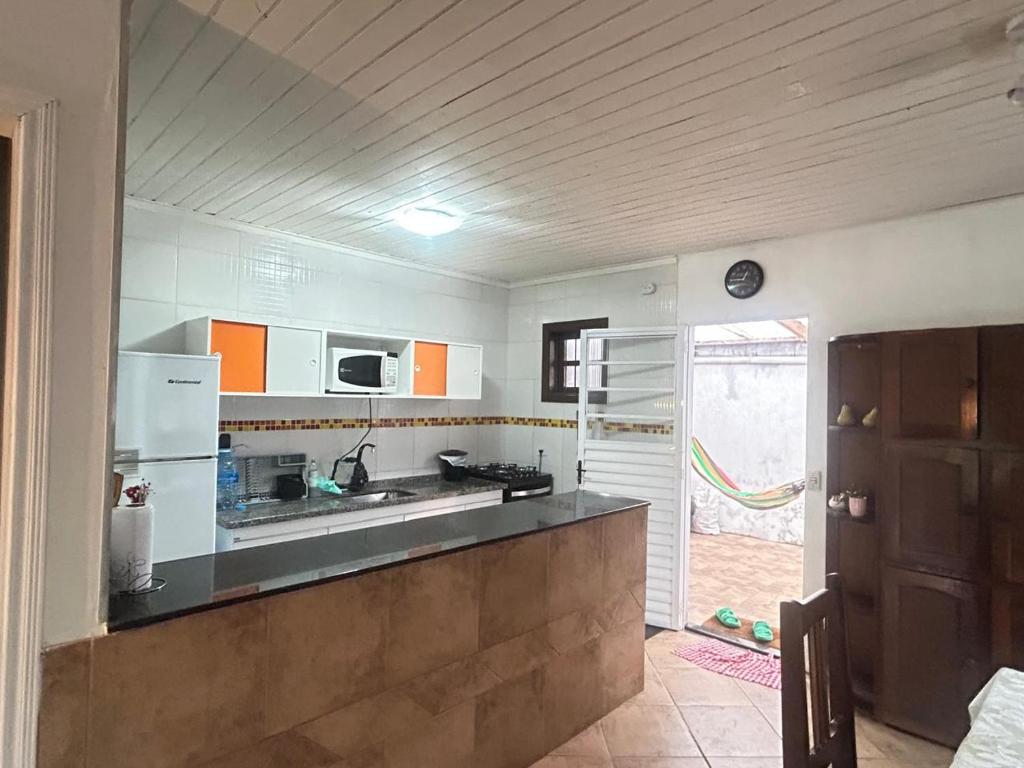 a kitchen with a sink and a counter top at Casa Sobre as Nuvens - Ideal para Casal ou Família in Campos do Jordão
