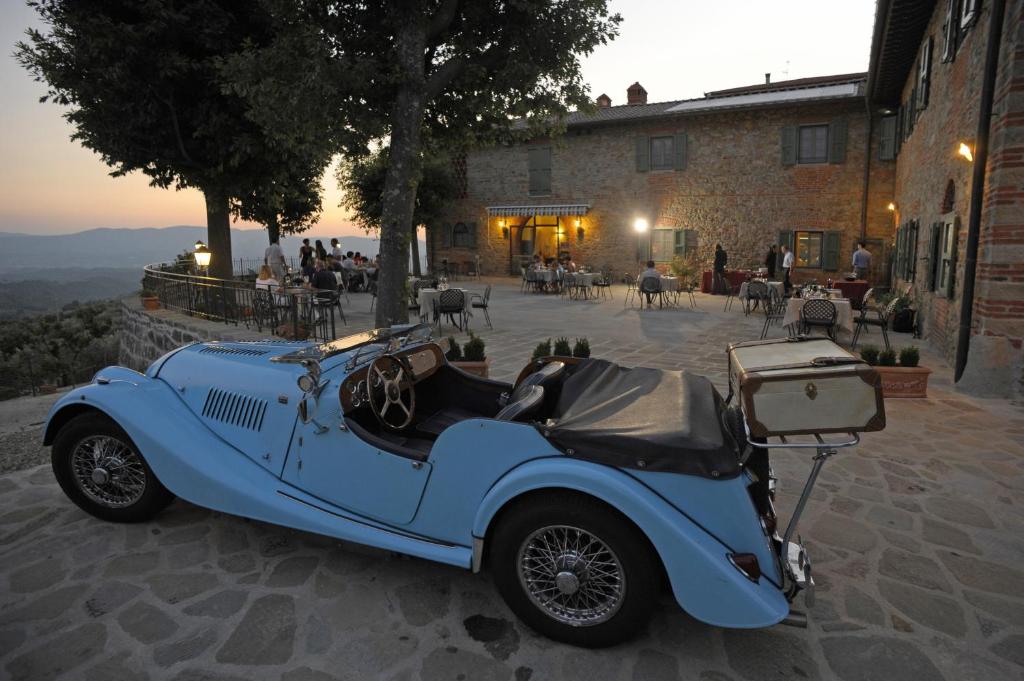 an old blue car parked in front of a building at La Pietra Piana Villa panoramica con spa e piscina naturale vicino Firenze in Reggello