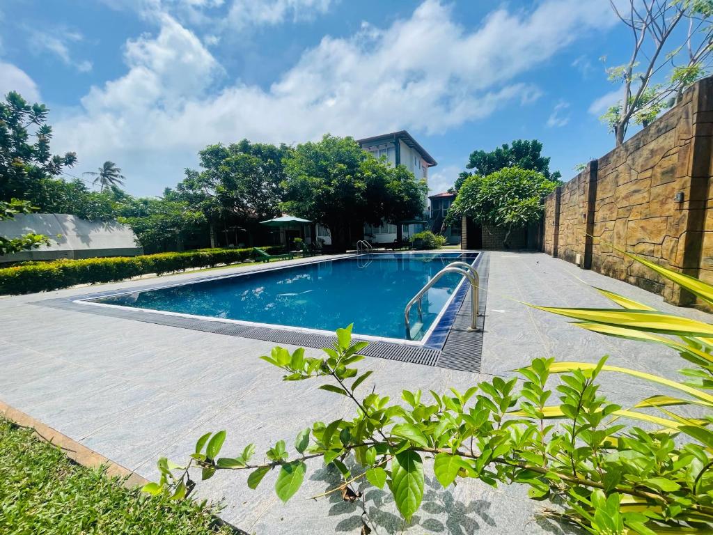 una piscina nel cortile di una casa di Blue Villa Wadduwa a Wadduwa