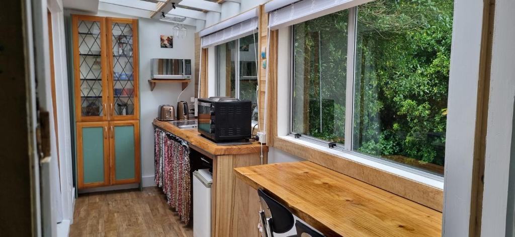 ein kleines Haus mit einer Küche mit Fenster in der Unterkunft Rameka Chalet in Takaka