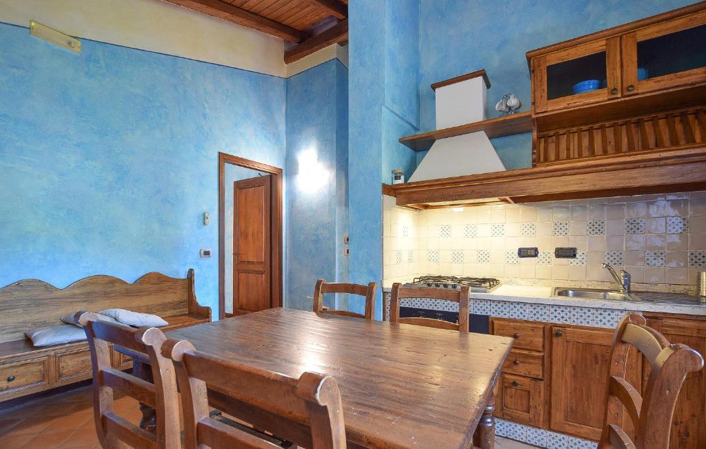 - une cuisine avec une table et des chaises en bois dans la chambre dans l'établissement Awesome Apartment In Casal Velino, à Casal Velino