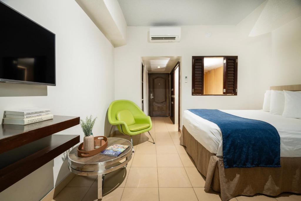 Postel nebo postele na pokoji v ubytování Windward Passage Hotel