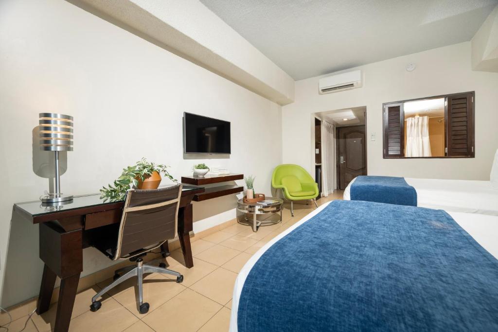 TV a/nebo společenská místnost v ubytování Windward Passage Hotel