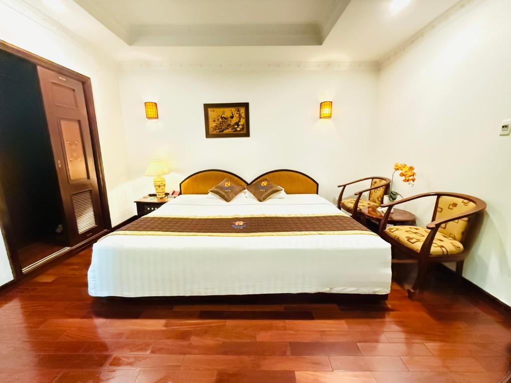 Postel nebo postele na pokoji v ubytování Huong Sen Hotel
