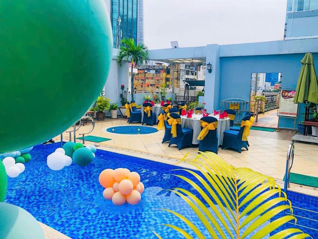 Bazén v ubytování Huong Sen Hotel nebo v jeho okolí