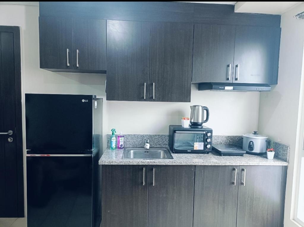 Kuchyň nebo kuchyňský kout v ubytování 2BR Pioneer Woodlands SM LIGHT 5 min walk to MRT