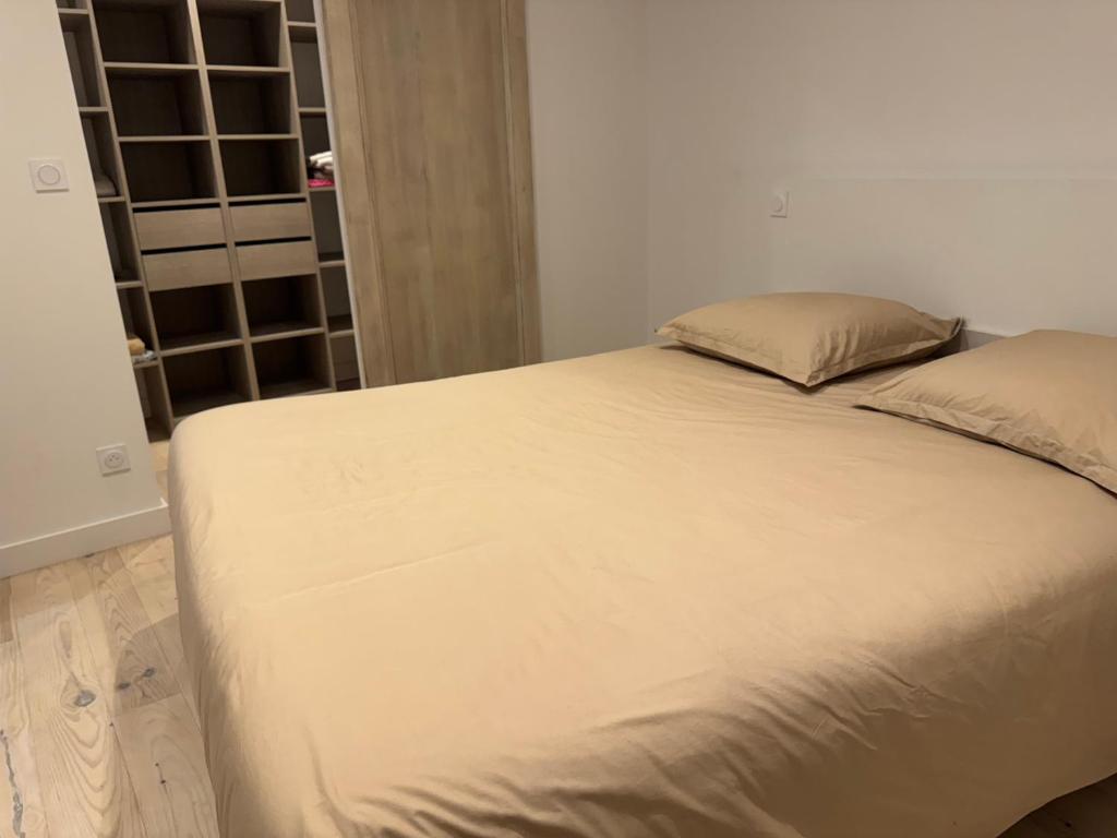 un lit avec deux oreillers dessus dans une chambre dans l'établissement Les remparts de Guerande, à Guérande