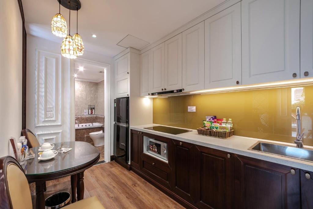 Kuchyň nebo kuchyňský kout v ubytování A25 Hotel - 18 Nguyễn Hy Quang