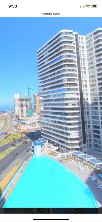 a view of a large building with a swimming pool at Mar Egeo departamento in Iquique