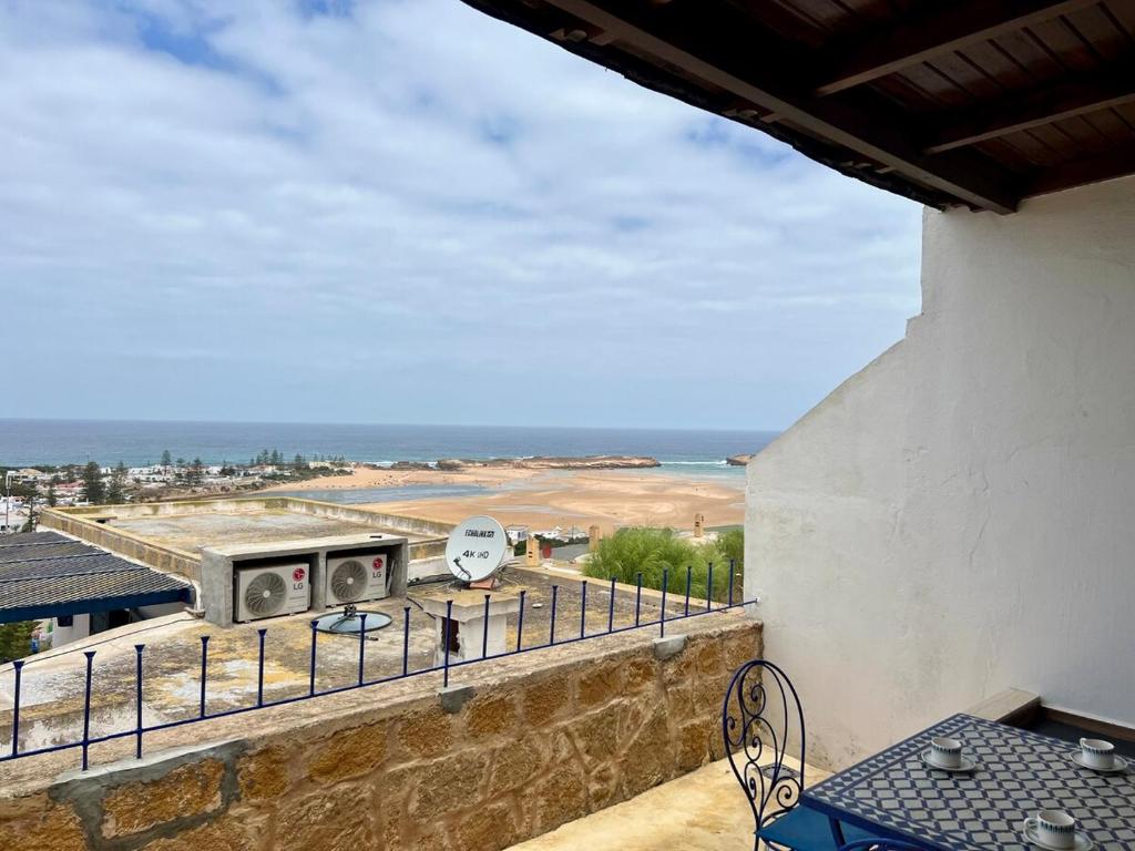 un balcón con vista al mar en Le petit château Vue sur mer Uniquement les familles, en Oualidia