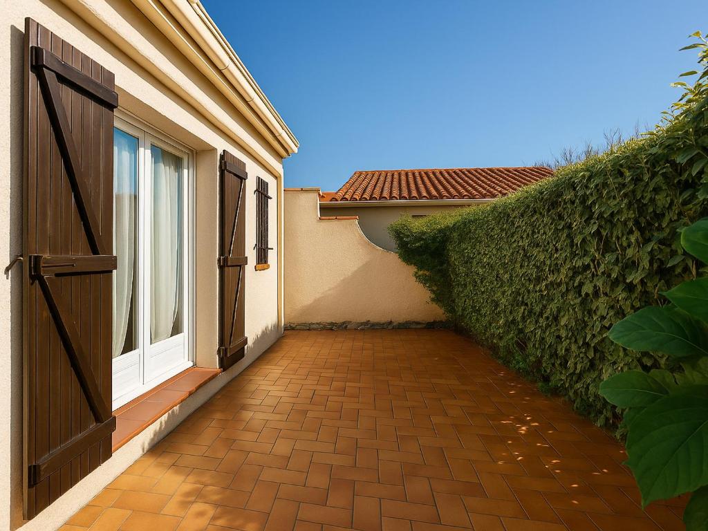 une porte ouverte d'un bâtiment avec une fenêtre dans l'établissement Pavillon à Argelès-sur-Mer - 4 Pers., Terrasse, Parking, à 10 min de la Plage - FR-1-732-106, à Argelès-sur-Mer