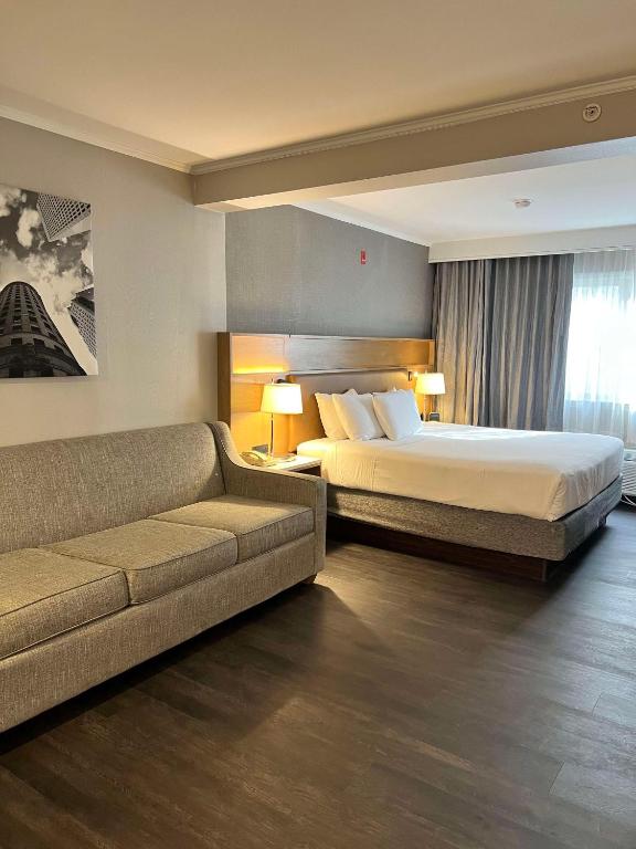 Postel nebo postele na pokoji v ubytování DoubleTree by Hilton Providence Airport Warwick