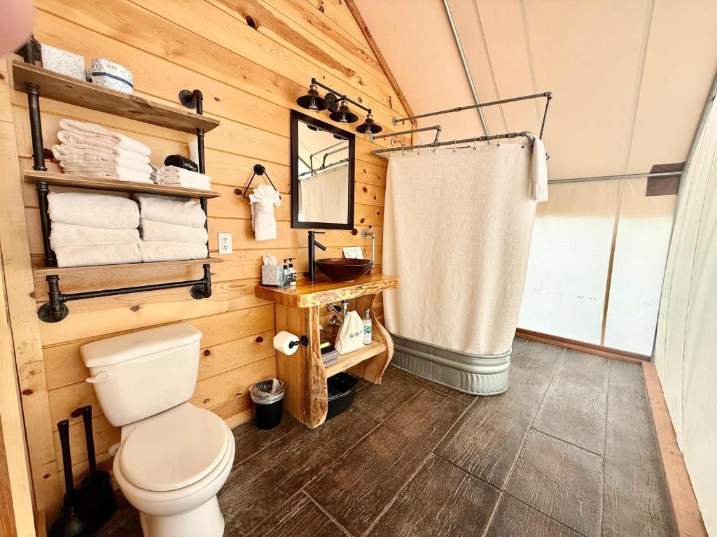 Koupelna v ubytování Glamping Tent #4 with Heat AC and Private Bath