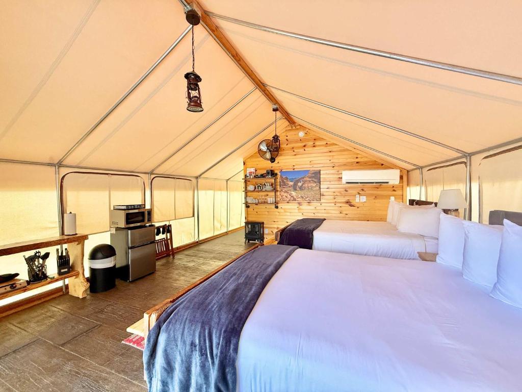 Postel nebo postele na pokoji v ubytování Glamping Tent #4 with Heat AC and Private Bath
