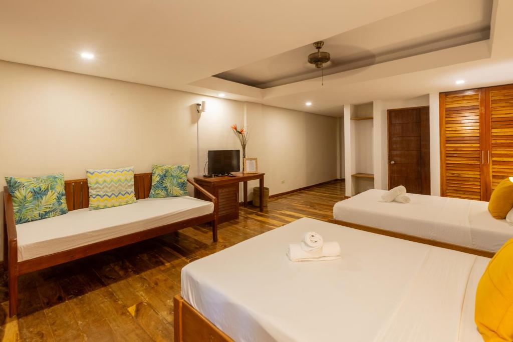 Postel nebo postele na pokoji v ubytování Nabulao Beach Resort