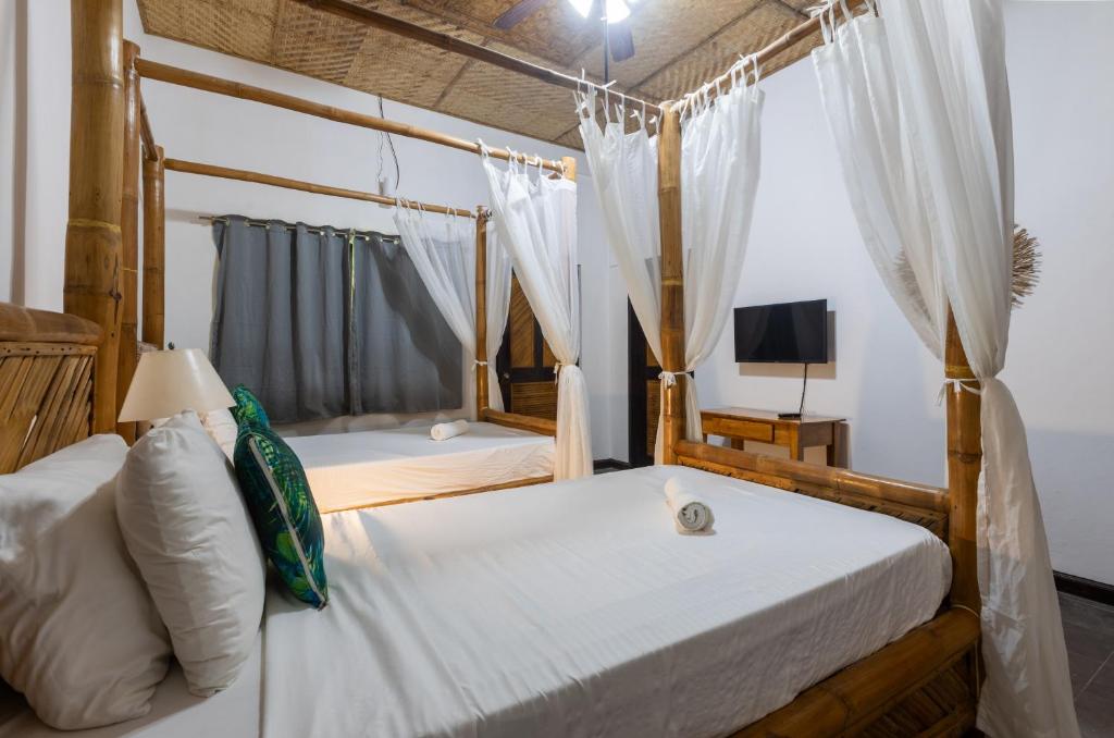 Postel nebo postele na pokoji v ubytování Nabulao Beach Resort