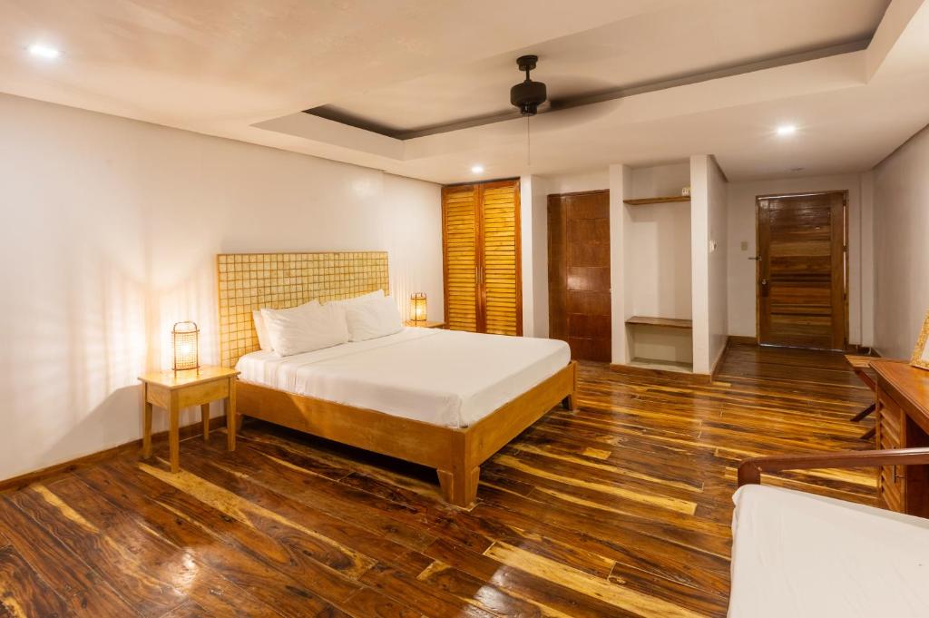 Postel nebo postele na pokoji v ubytování Nabulao Beach Resort