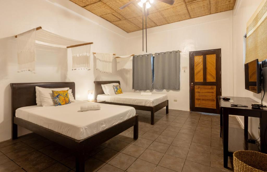 Postel nebo postele na pokoji v ubytování Nabulao Beach Resort