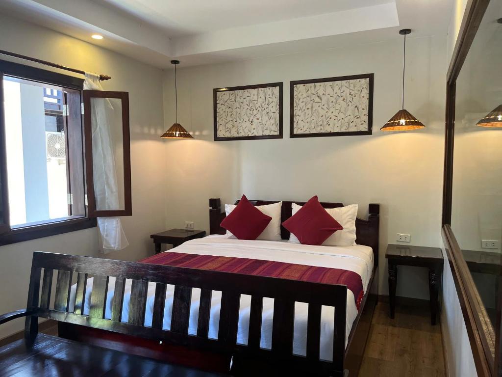 En eller flere senge i et værelse på Villa Namkhan Heritage