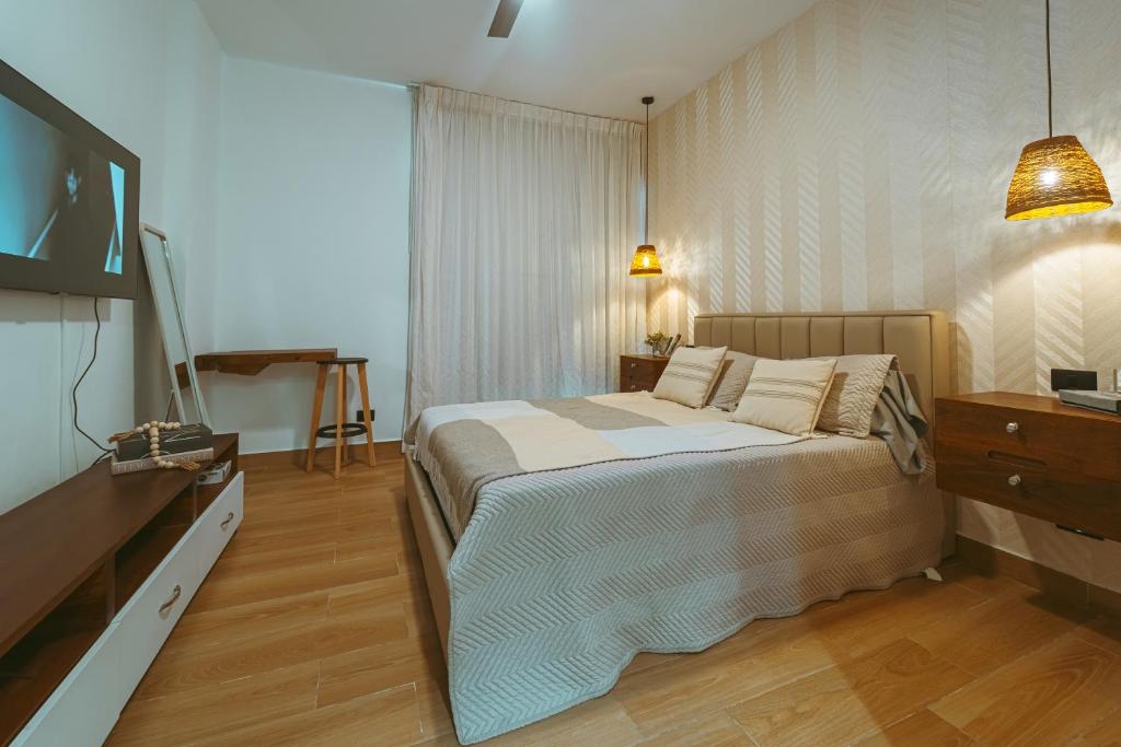 Ένα ή περισσότερα κρεβάτια σε δωμάτιο στο Downtown Punta Cana Central Park 1 BR First Floor A-103