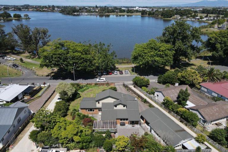 Lakeside Retreat with Swim Spa - Resim 1