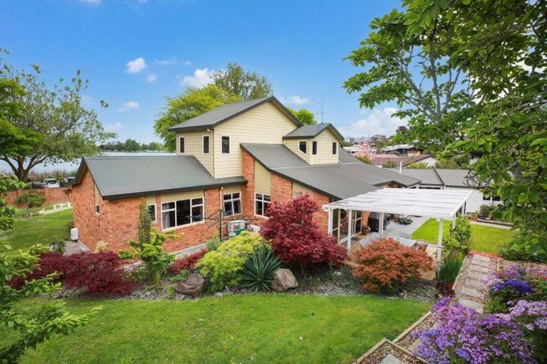 Lakeside Retreat with Swim Spa - Resim 6