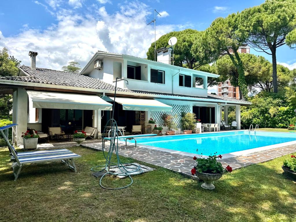 La Grande Villa with Pool
