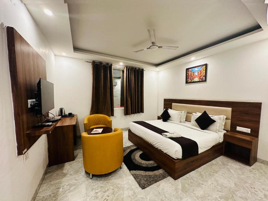 Postel nebo postele na pokoji v ubytování Hotel De Clark - Free Airport Drop for Minimum 05 Nights Stay - 5 mins from IGI & Domestic Airport Delhi