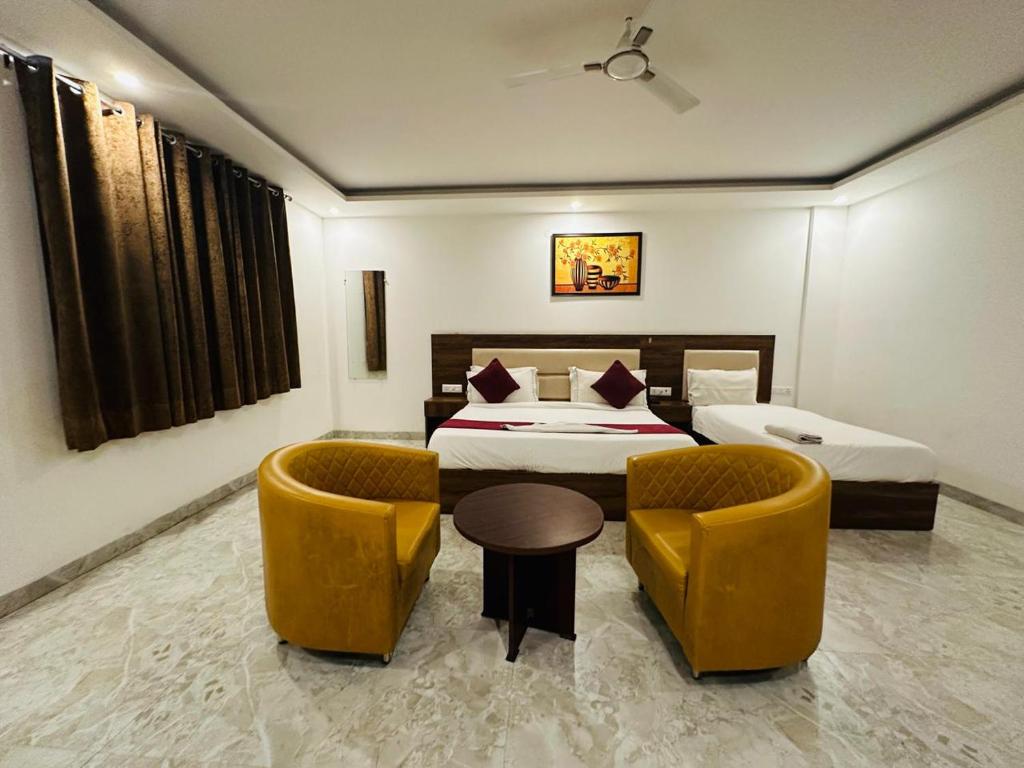 Postel nebo postele na pokoji v ubytování Hotel De Clark - Free Airport Drop for Minimum 05 Nights Stay - 5 mins from IGI & Domestic Airport Delhi