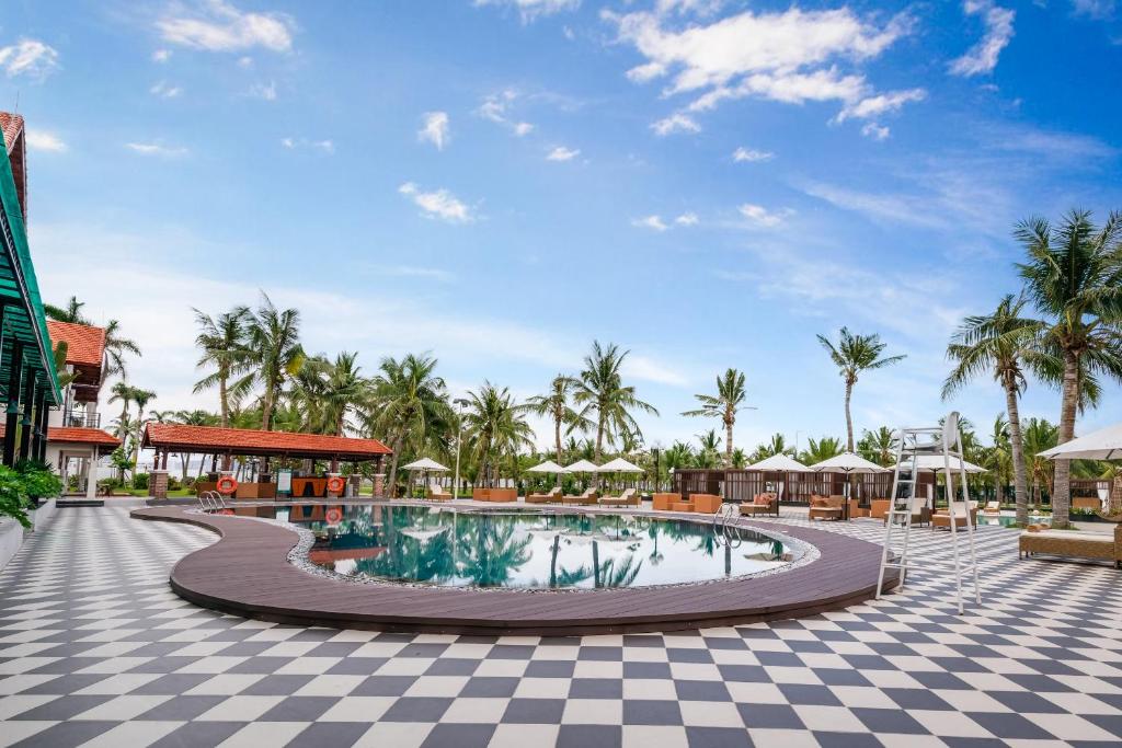 Bazén v ubytování Tuan Chau Resort Ha Long nebo v jeho okolí