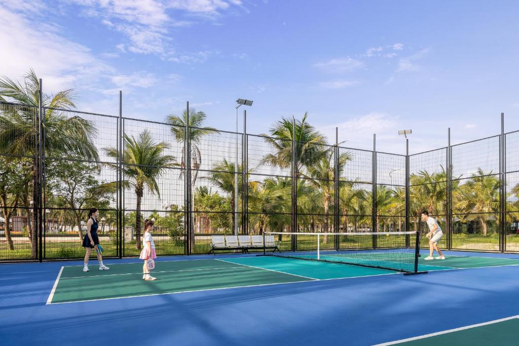 Tenis a/nebo squash v ubytování Tuan Chau Resort Ha Long nebo okolí