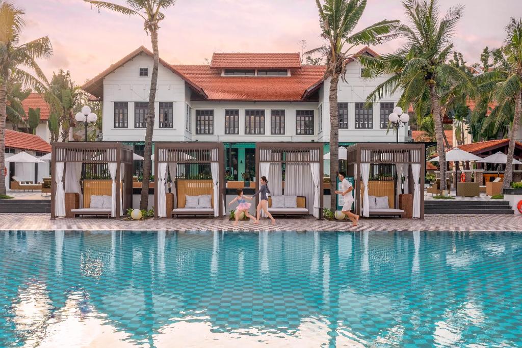 Bazén v ubytování Tuan Chau Resort Ha Long nebo v jeho okolí