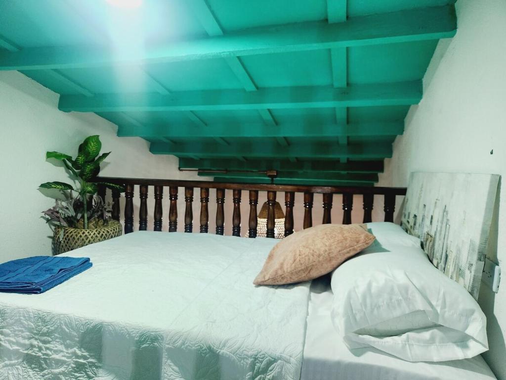 - un lit avec une tête de lit en bois et un oreiller dans l'établissement Cozy apartment in the center, à Carthagène des Indes