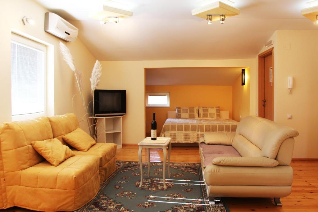 sala de estar con sofá y cama en B&S Apartments, en Ohrid