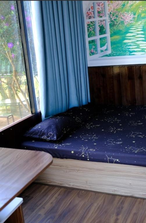 Postel nebo postele na pokoji v ubytování Lily homestay