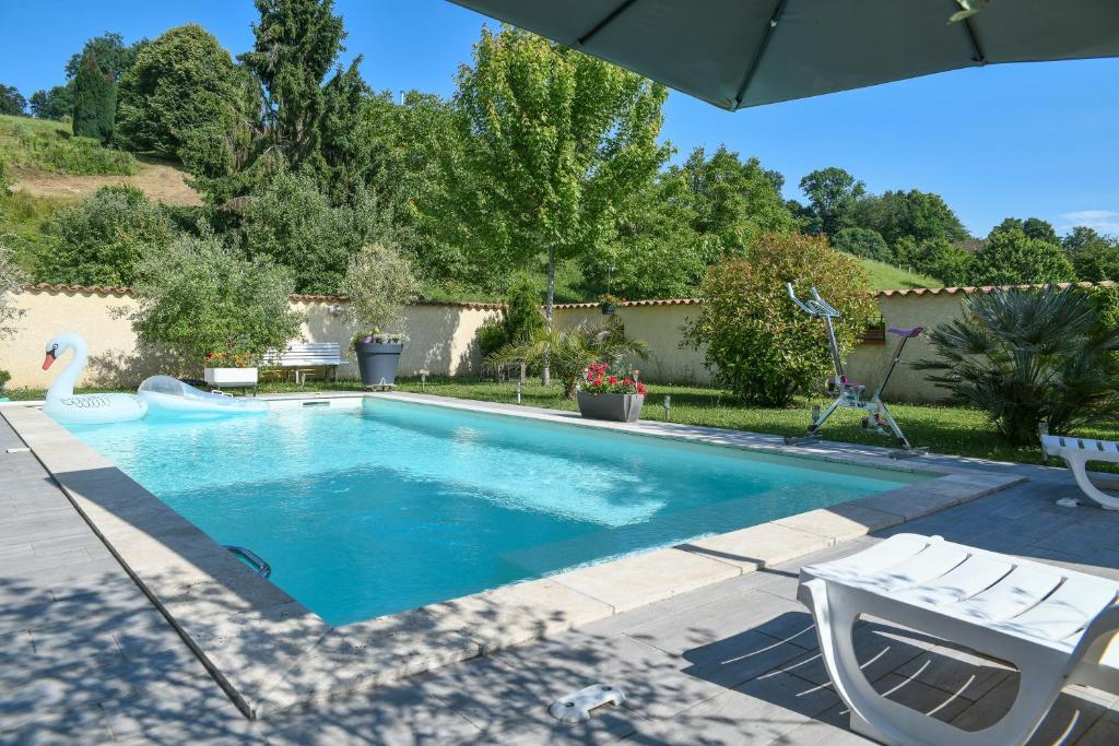 une piscine avec un cygne dans une cour dans l'établissement Roulotte de bohême - Praline, à Truison
