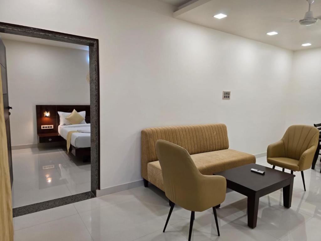Posezení v ubytování Hotel Itagi Square Vijapura
