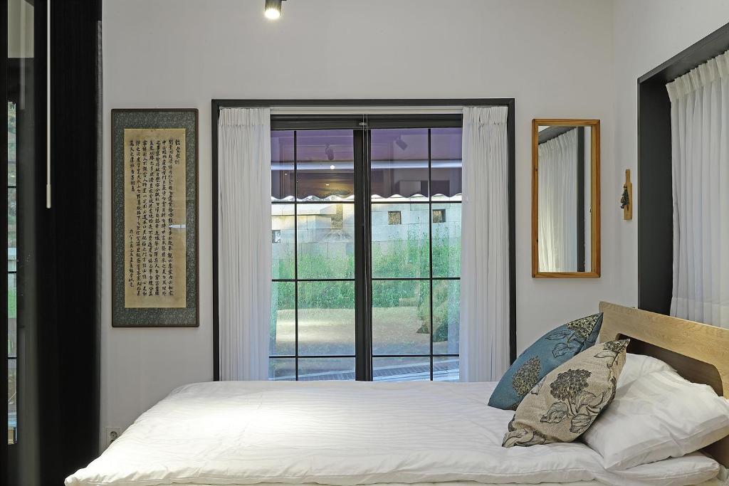 Ein Bett oder Betten in einem Zimmer der Unterkunft Jian Hanok