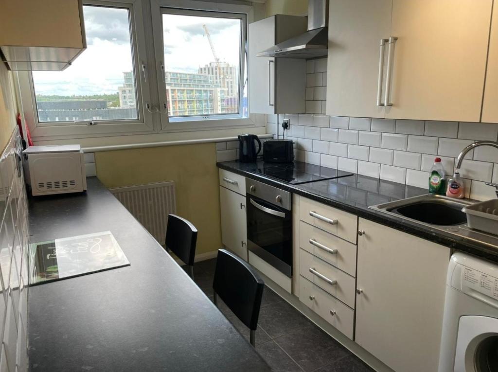 Η κουζίνα ή μικρή κουζίνα στο Victoria Centre Two Bedroom Apartments - City Centre in the Victoria Centre Shopping Centre with Kitchen and 4 Beds next to the Hilton Hotel - Parking for Cars or High Top Vans from Five Pounds a Day - Sunday 1pm Check-Out - FLASH SALE -