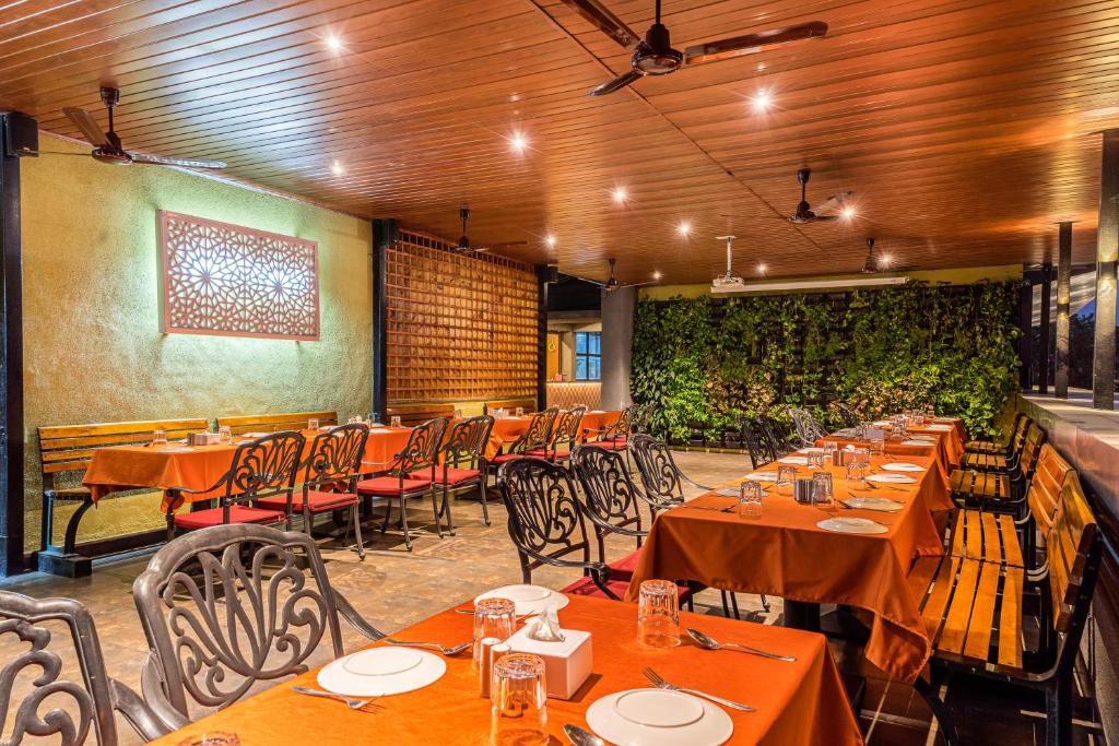 Restaurace v ubytování Treebo Premium Grand Emerald