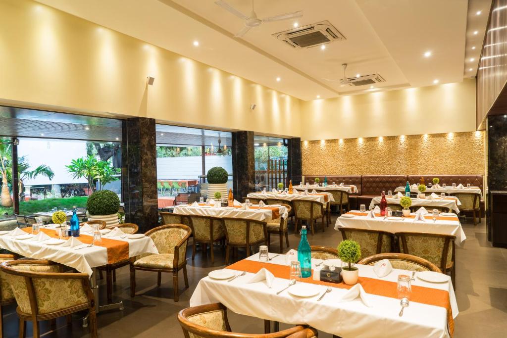 Restaurace v ubytování Treebo Premium Grand Emerald