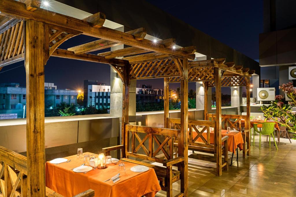 Restaurace v ubytování Treebo Premium Grand Emerald