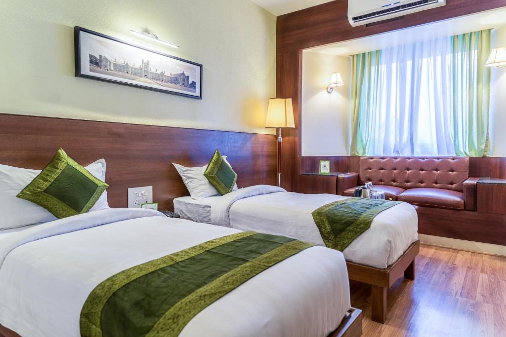 Postel nebo postele na pokoji v ubytování Treebo Premium Grand Emerald
