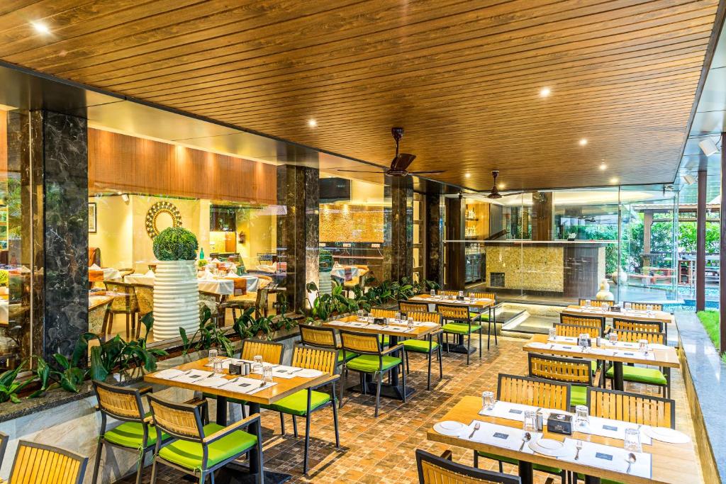 Restaurace v ubytování Treebo Premium Grand Emerald