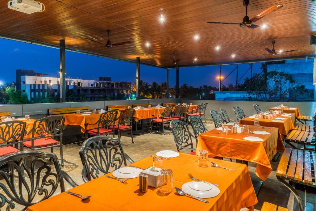 Restaurace v ubytování Treebo Premium Grand Emerald