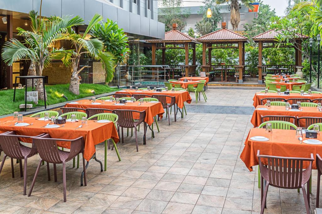 Restaurace v ubytování Treebo Premium Grand Emerald
