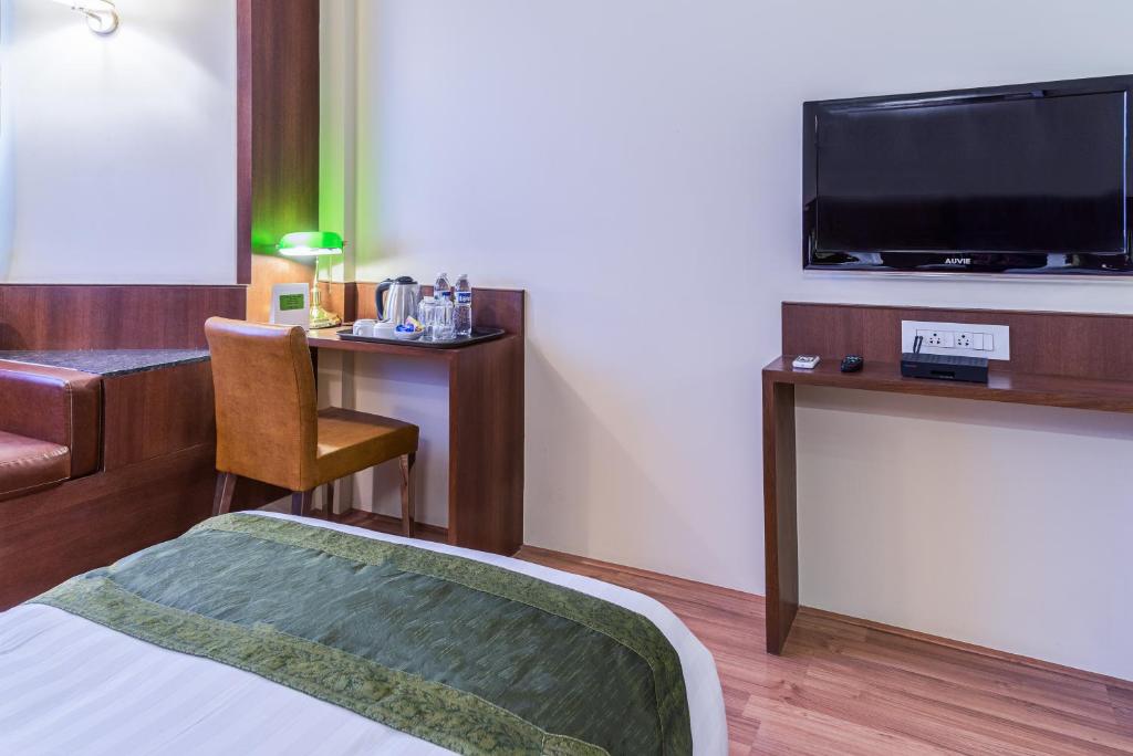 TV a/nebo společenská místnost v ubytování Treebo Premium Grand Emerald