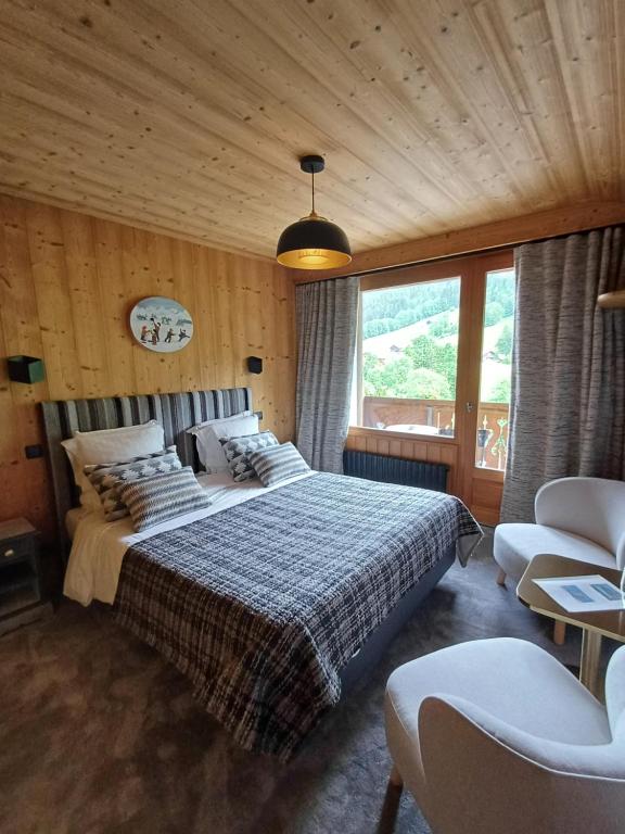 Postel nebo postele na pokoji v ubytování Hôtel-Chalet Les Ecureuils Restaurant, Piscine, Jardin Garage