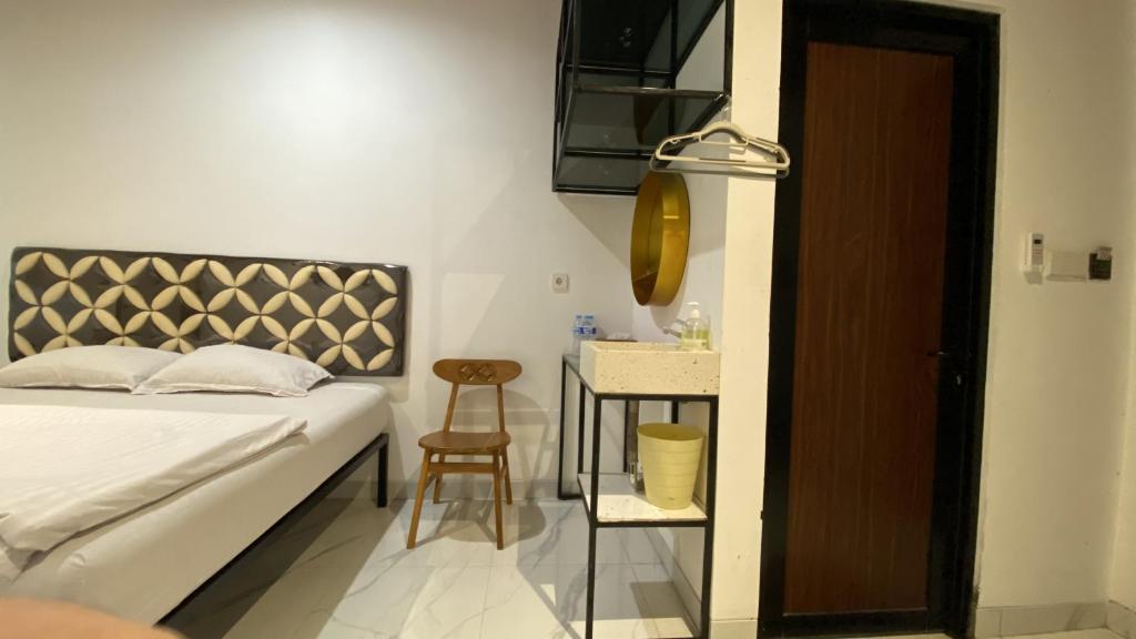 Postel nebo postele na pokoji v ubytování Batik Inn Semarang
